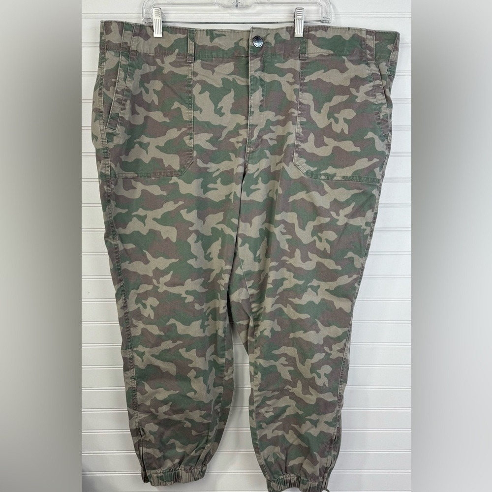 Lane Bryant women’s camo stretch waist ankle zip jogger pant. Size 26.